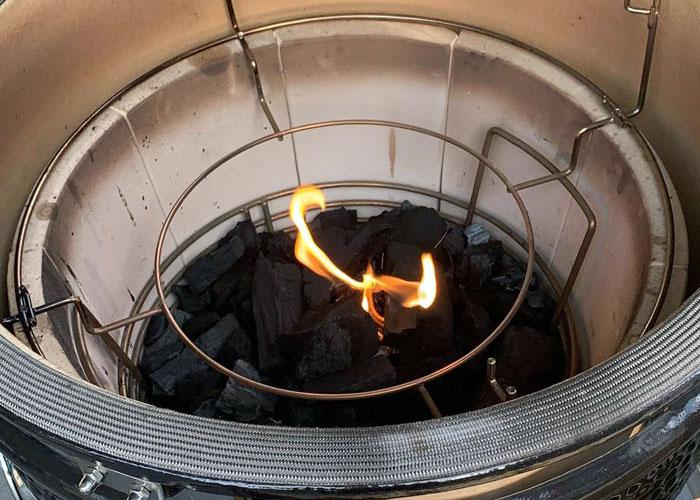 Vlammentussen houtskool in de asschaal van van Kamado BBQ