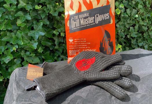 The Original Grill Master Gloves, op de achtergrond de verpakking met een bruine basiskleur en oranje vlammen