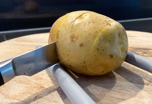 Hasselback aardappelen insnijden