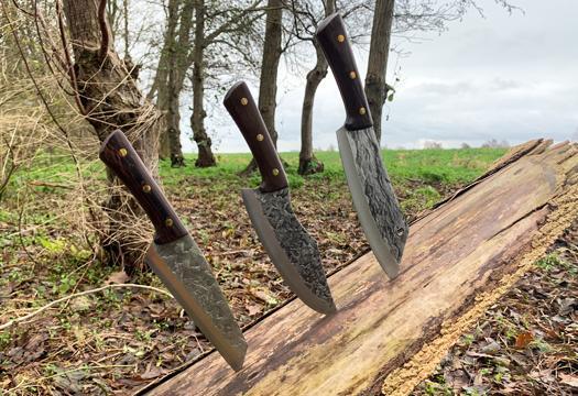 In deze review drie messen stoere messen van TM Knives, de Triology set. Gemaakt van meerdere lagen roestvast staal, met een hardheid van 5CR15