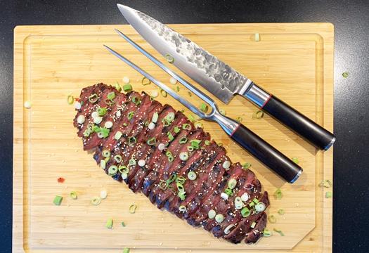 Flat Iron Steak met een Aziatische Marinade dun dwars op de draad getrancheerd met een Forged Sebra mes