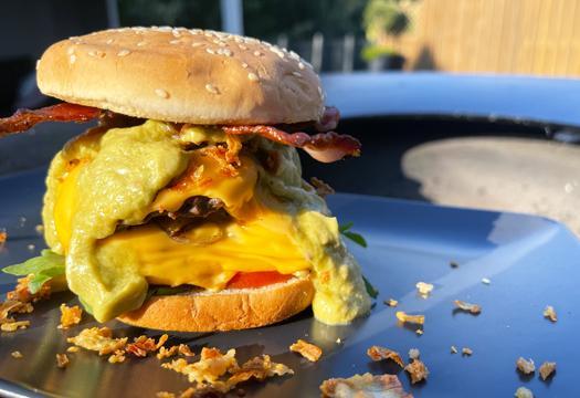 Vuurschaal bbq hamburger met avocado en blauwe kaassaus