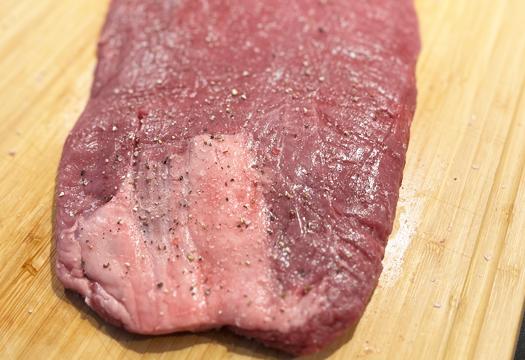 Bestrooi de Flank Steak met versgemalen Zout en Peper