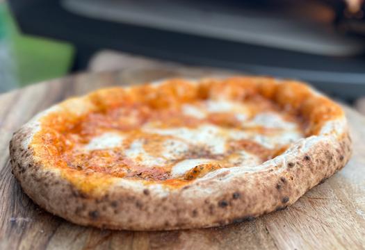 Pizza met mozzarella gemaakt in de ETNARotante Pizza oven