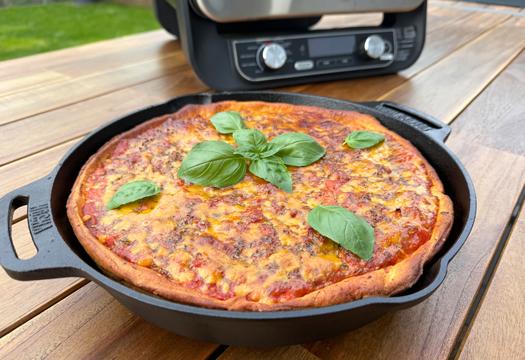 Chicago style 'Deep' pan pizza gemaakt in de Nina Woodfire oven