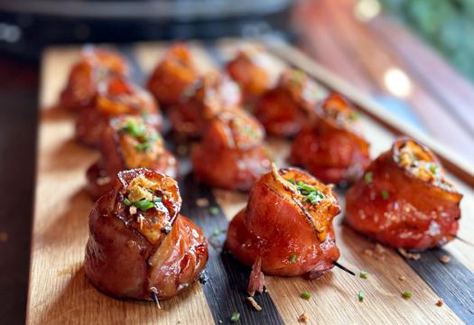 Pig Shots, grillworst omwikkeld met bacon en gevuld met roomkaas en jalapeńos