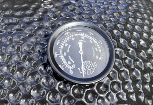 Thermometer van de Yakiniku Black Edition Kamado