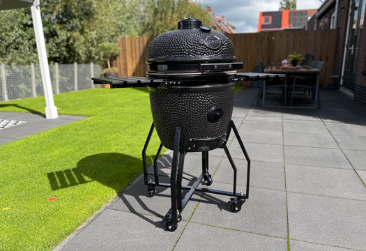 De Yakiniku Black Edition in een zonnige achtertuin