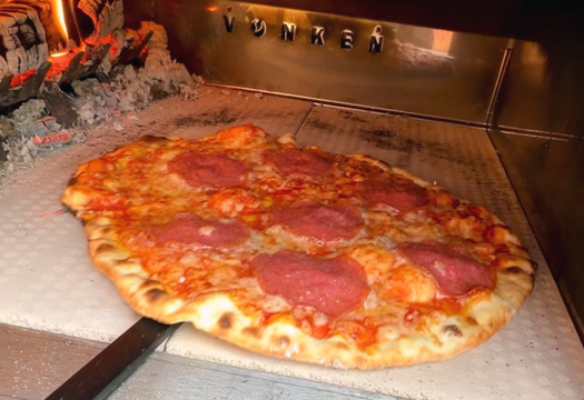 Houtgestookte pizza gemaakt in de Vonken Urban Outdoor Oven