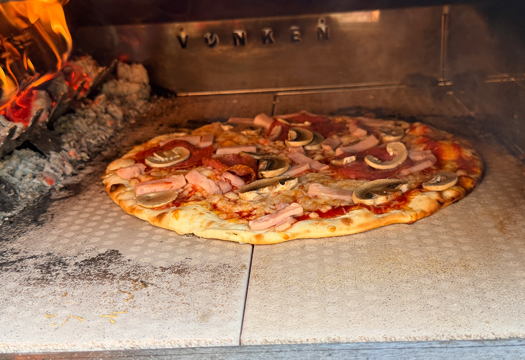 Houtgestookte pizza gemaakt in de Vonken Urban Outdoor Oven