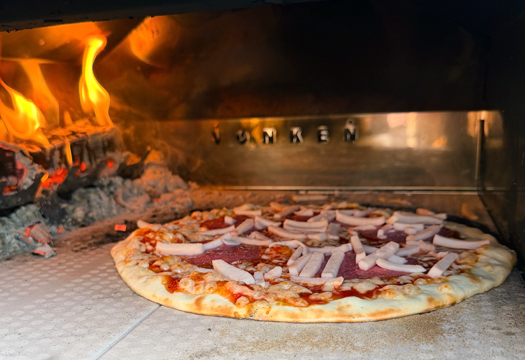 Houtgestookte pizza gemaakt in de Vonken Urban Outdoor Oven