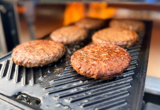 Wagyu hamburgers op de grillplaat in de Vonken Urban Outdoor Oven
